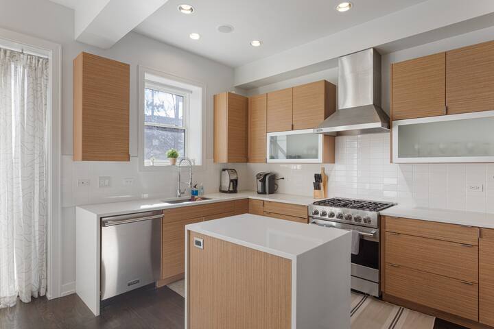 Modern 4 Bed, 3.5 Bath Home | Near Sox & McCormick gallery image 3