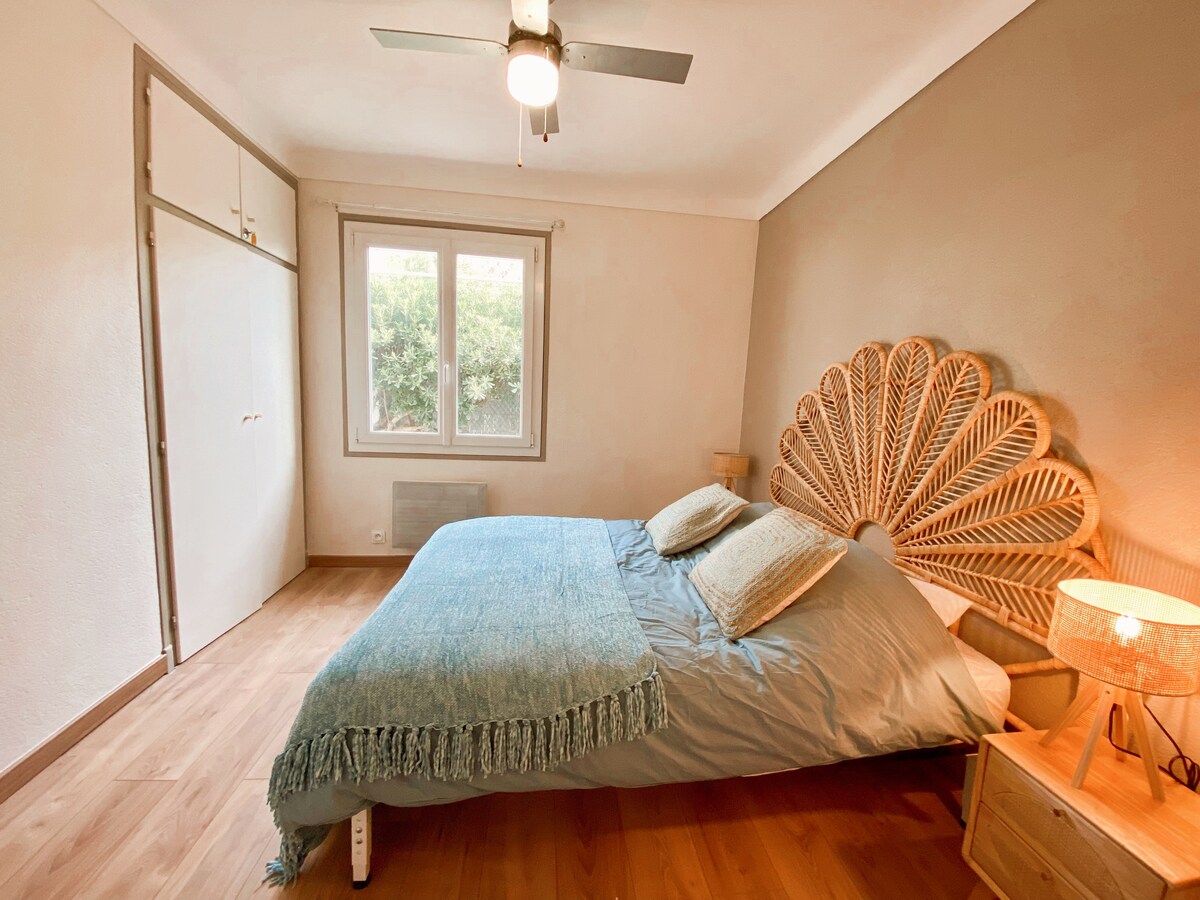 חדר שינה 140 ס"מ בקומת הקרקע המשקיפה על החצר 