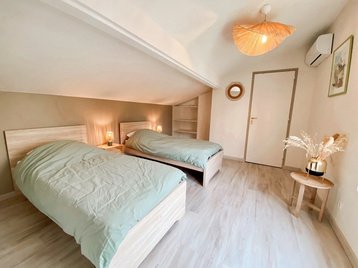 חדר השינה למעלה (גישה באמצעות מדרגות לולייניות צרות) אידיאלי לילדים. שירותים פרטיים למעלה לנוחות רבה יותר. 