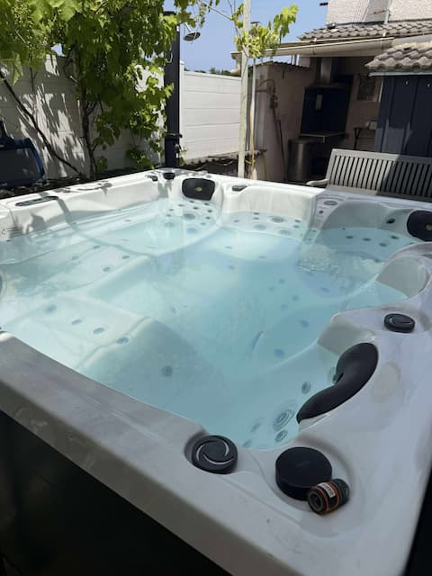 Calm, modern villa near the beach