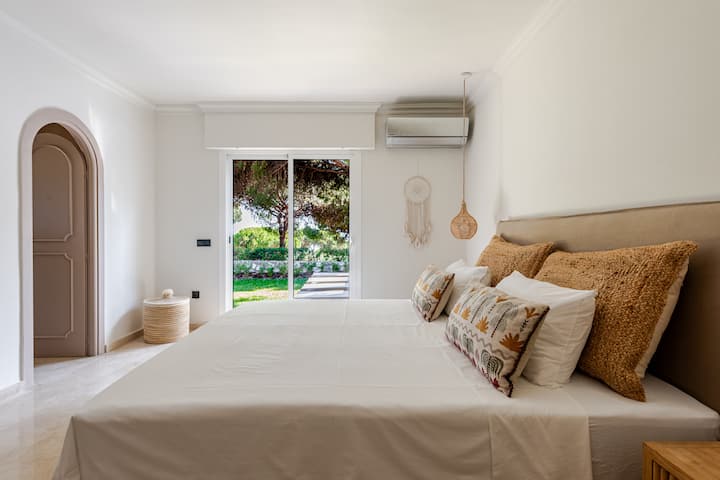 Hauptschlafzimmer mit eigenem Bad, einem 180 m großen Bett, einem großen Kleiderschrank, einem Schreibtisch und einem Fernseher. 