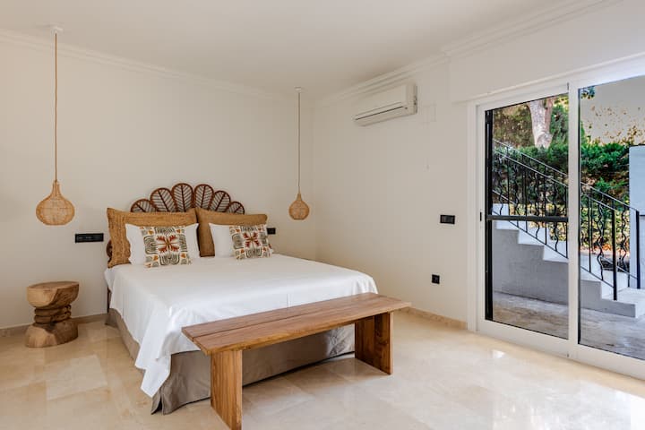 Dies ist das zweite sehr große Schlafzimmer mit einem 160 m großen Queensize-Bett und einem großen Kleiderschrank und Zugang zur Terrasse im Erdgeschoss.