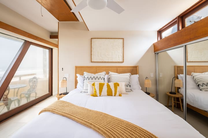 Luxe Oceanfront w/ HotTub | Icon of Mission Beach gallery image 2