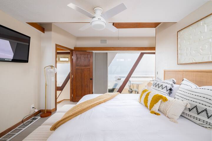 Luxe Oceanfront w/ HotTub | Icon of Mission Beach gallery image 5