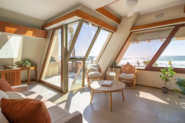 Luxe Oceanfront w/ HotTub | Icon of Mission Beach gallery image 3