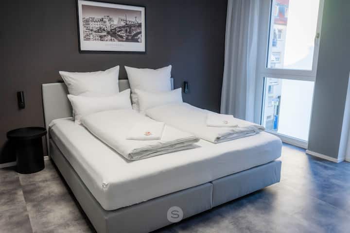 Брачен кревет (широк 180 x 200 см) со ламби покрај креветот од секоја страна со интегриран USB и USB-C приклучок за напојување за полнење на мобилни телефони