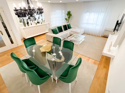 Top Airbnb: Prestige Lisbon Entire 3 Bedroom Luxury Apartment em Campolide