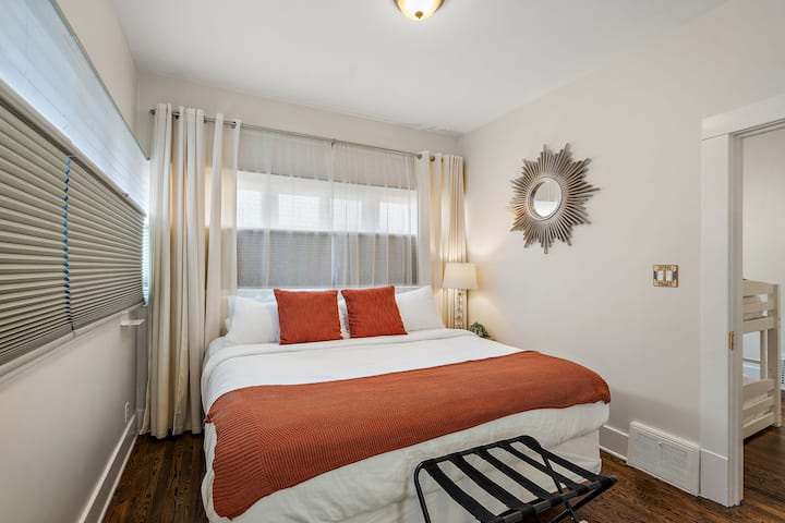 Uspávajte štýlovo s manželskou posteľou King, ktorá v podstate prosí o lenivé ráno!