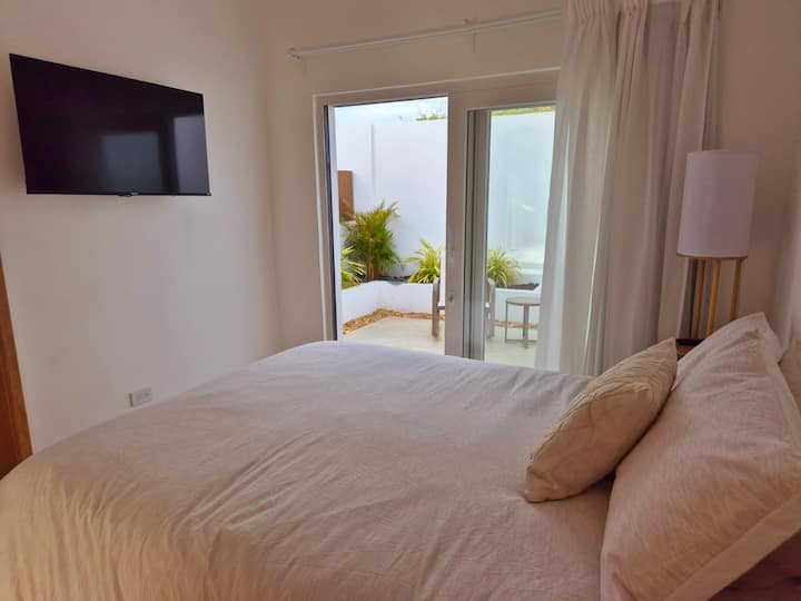 Креветот е погодно позициониран за да ја искористи природната светлина, создавајќи топла и привлечна атмосфера.