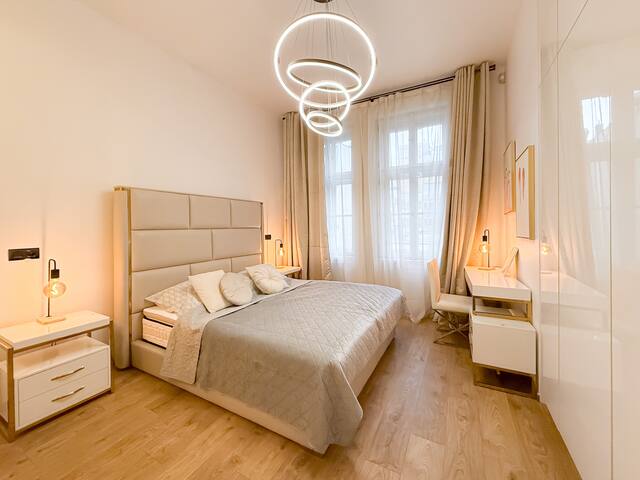 Angel & St. Wenceslas Square 5 BDR & 2 BTH gallery image 2