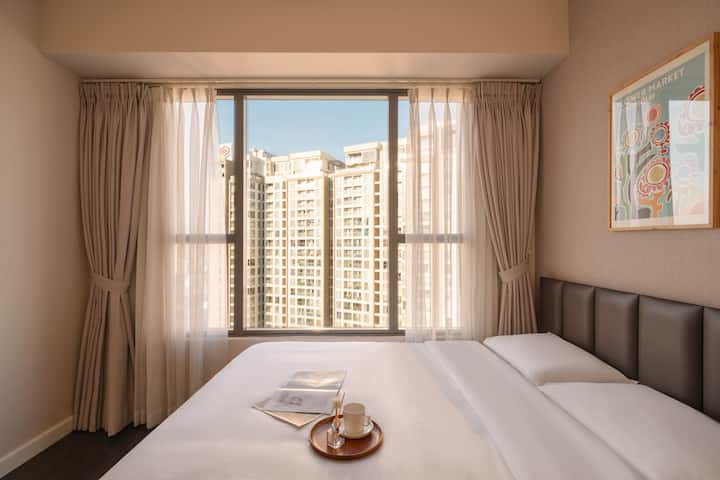 Dormitorio principal 1 con un gran colchón de espuma viscoelástica tamaño queen y una impresionante vista de gran altura.