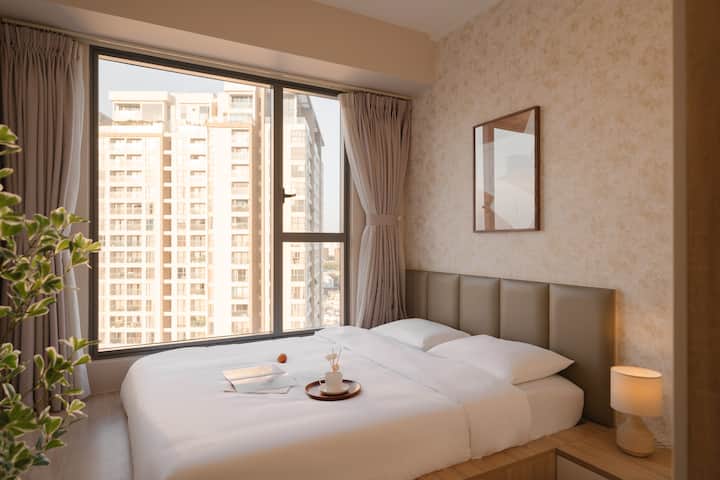 Dormitorio 3 con lujoso colchón grande de espuma viscoelástica tamaño queen con cortinas opacas de doble capa perfectas para un descanso nocturno.