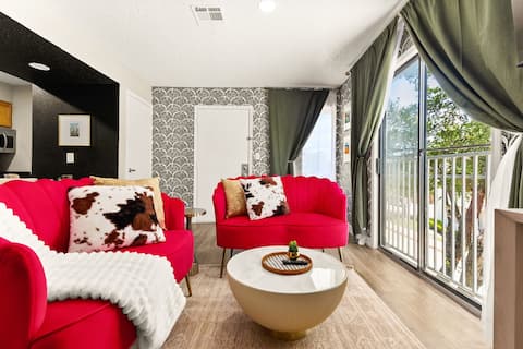 Successful Airbnb property: Six Flags | Airport | Med Center | Pool | Gym in Oakland Estates