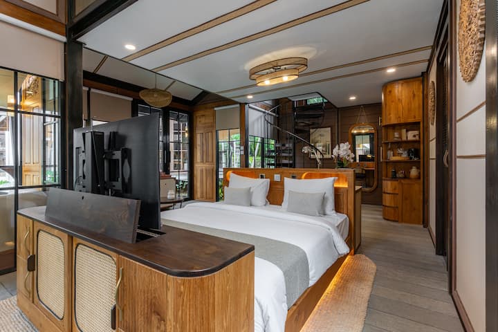 Finca Black: Dormitorio 1 en la planta baja y su televisión.