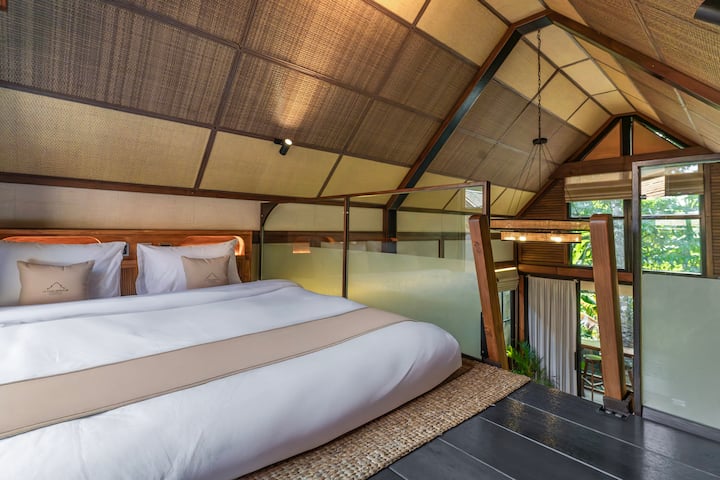 Casita black: Dormitorio 2 en altillo que consta de un futón cómodo.