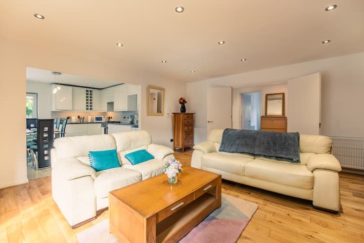 Spacious 2 Bed Flat With Secured Parking & Garden - London