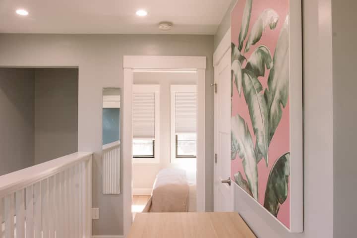 Vista desde la cocina al dormitorio. Arriba. 