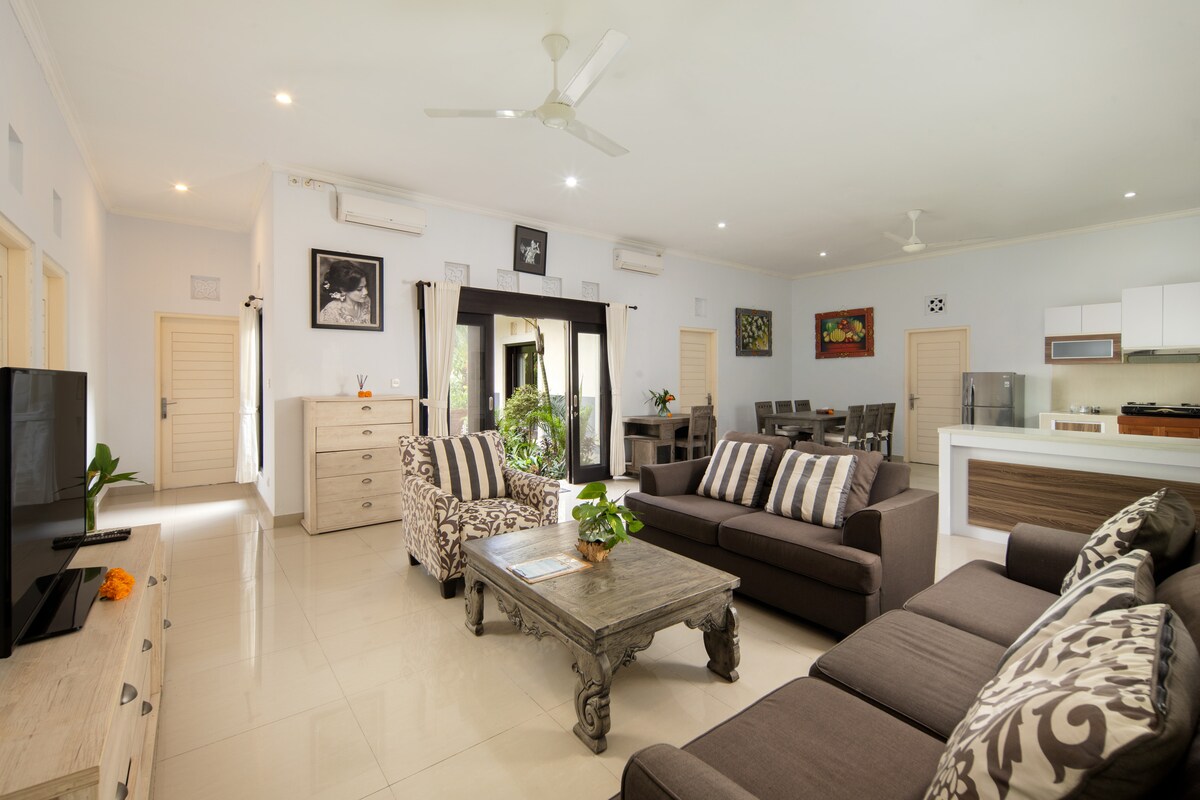 Villa in Sukawati · 3 bedrooms · 3 beds · 2 private baths, сопоставимый объект Airbnb