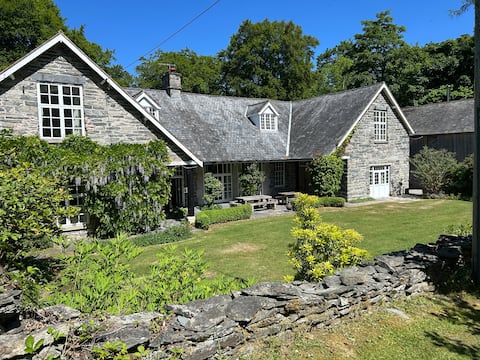 Crogen Coach House, sleeping 17 people in 9 rooms
