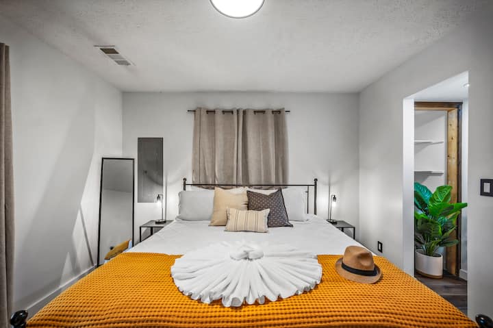 Esta acogedora habitación de la planta baja con cama tamaño king está junto al baño, lo que proporciona un fácil acceso para aquellos que lo necesitan. Además, tiene un televisor Roku de 58" (nuevo en agosto de 2025) y un amplio espacio en el armario.