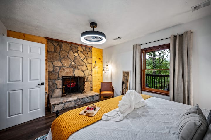 ¡Disfruta de la relajación pura! Este dormitorio ofrece una chimenea eléctrica privada, perfecta para noches acogedoras, un televisor Roku de 58" (nuevo en agosto de 2025) y una silla decorativa para escapadas tranquilas de lectura.