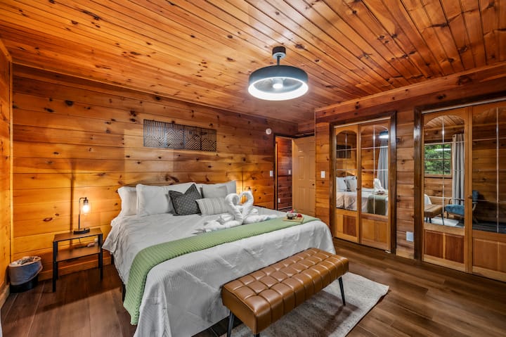 Una habitación grande con una cama tamaño king, TV Roku de 58" (nueva en agosto de 2025), cómoda silla decorativa y amplio espacio en el armario para tu equipo de viaje.