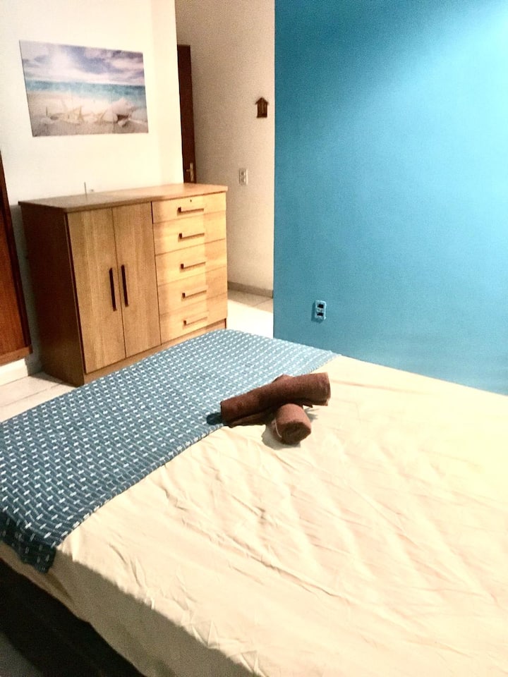 Nuestro primer piso y nuestra suite con una cama con canapé, ventilador, baño y nuestro tocador