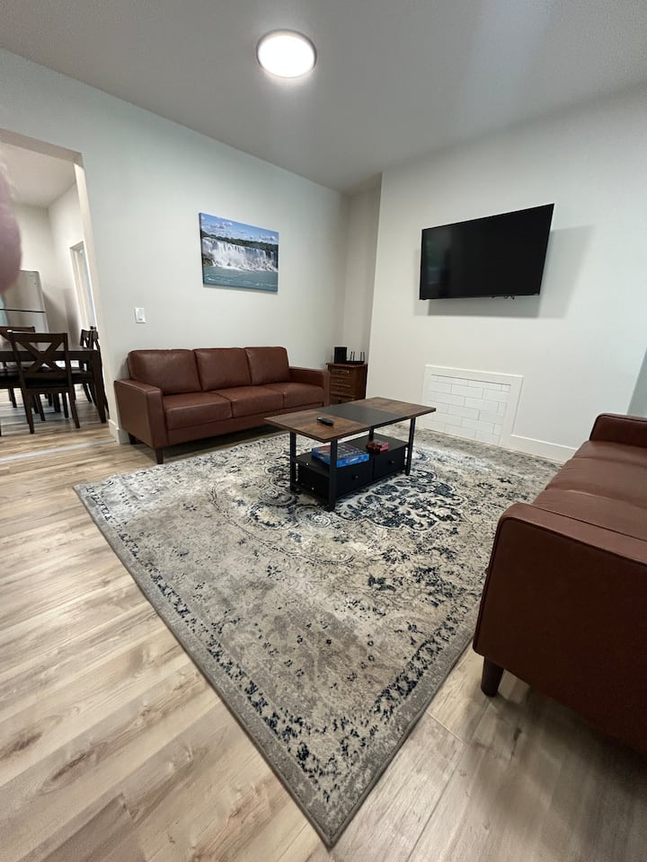 Short Walk To The Falls Newly Renovated 4 Bedroom - Niagara Falls, NY