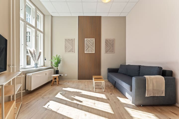 10-Person Crew Spot–Near Berghai&Boxihagener Platz