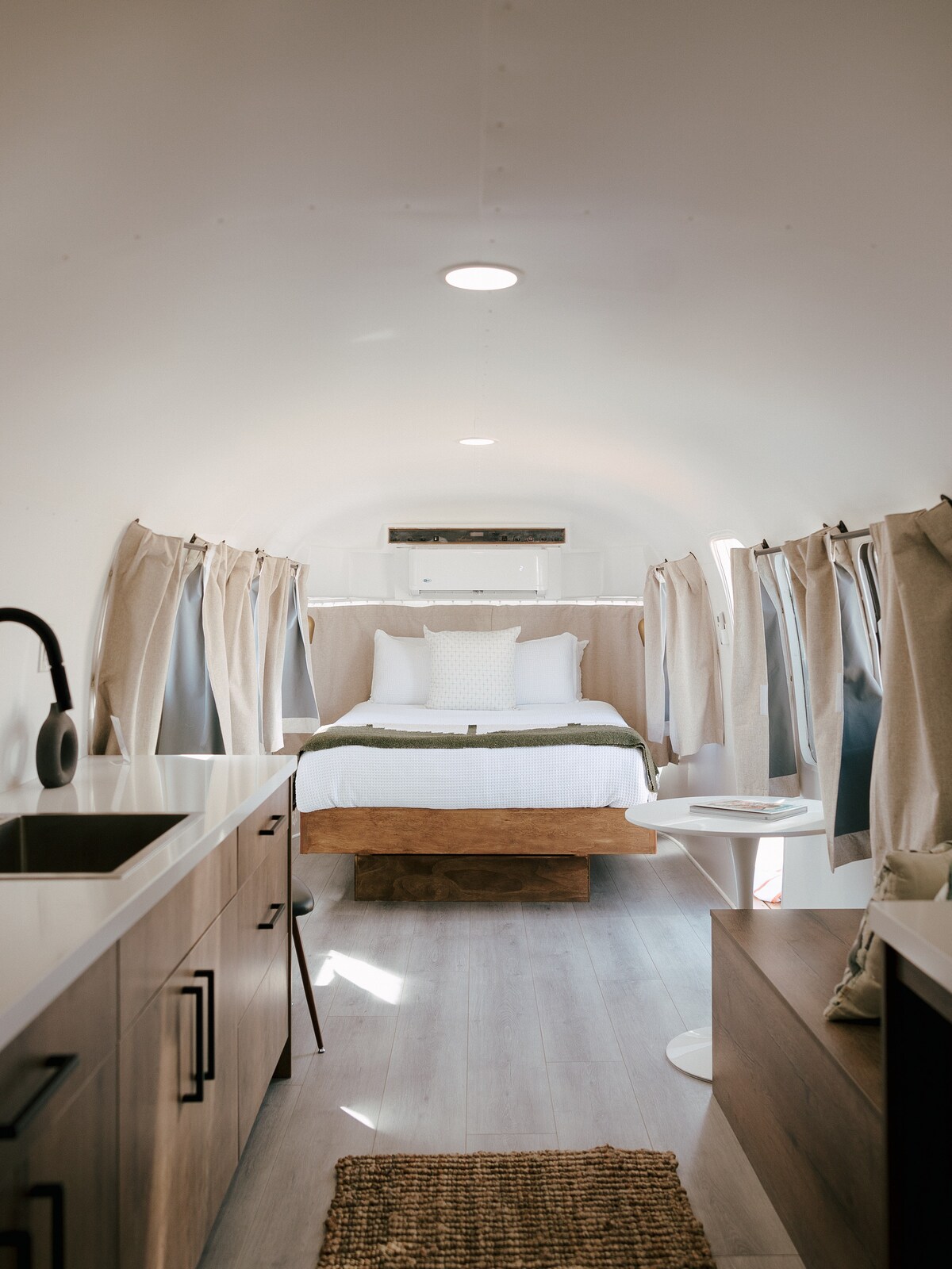 L'espace est à la fois confortable et ouvert, offrant un endroit reposant pour se détendre après une journée d'exploration ou de trempage sous le ciel du désert