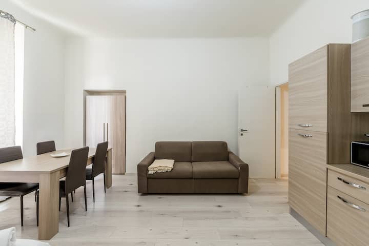 אם תרצו, תוכלו לצפות בנוחות בטלוויזיה החכמה מהספה!