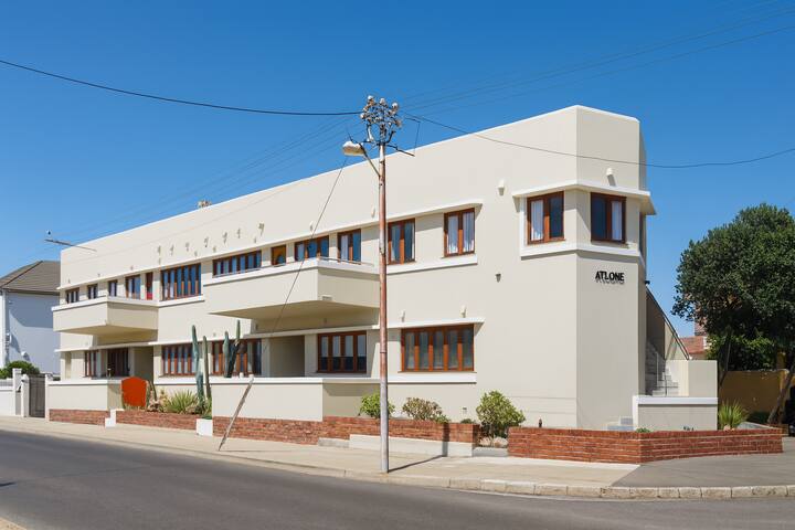 Muizenberg Waterfront Living – New renovated gallery image 2