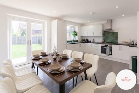 Popular Airbnb listing: Long Stay Luxury and Comfort Escape in Manchester in Brinnington And Central