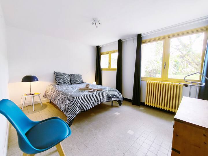 Голема спална соба. Обезбедена е постелнина. 