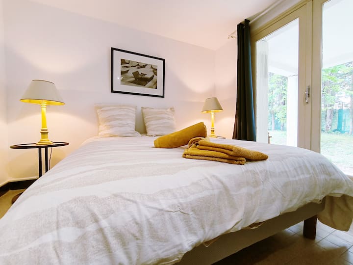 Голема спална соба. Обезбедена е постелнина. Со поглед на палубата.