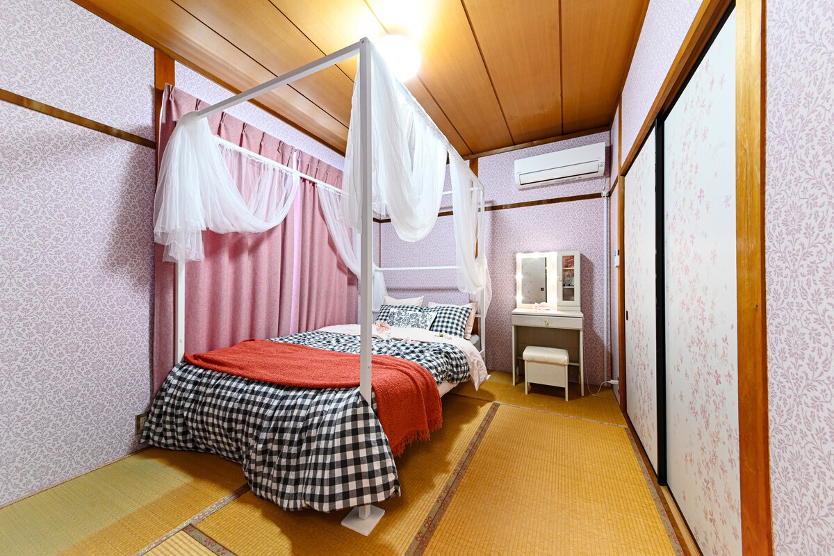 ห้องนอนที่ 1เตียงคู่พร้อมกันสาดตู้เสื้อผ้ามีไฟส่องสว่าง