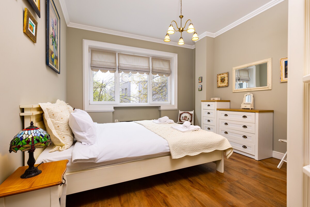 Ელეგანტური ვინტაჟური ხიბლი აკმაყოფილებს თანამედროვე კომფორტს – სინათლით სავსე ქალაქის ბუდე