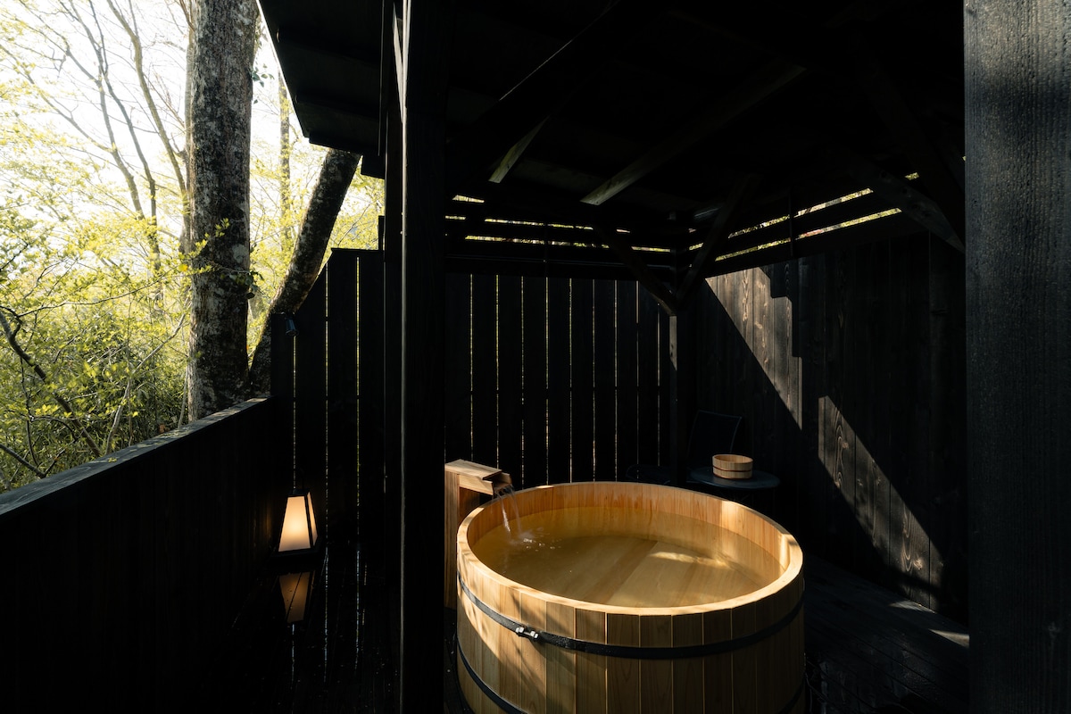 FUMI, a building nestled in the forest / Hinoki open-air bath / 10