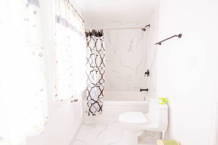 Stylish 5-Bedroom House with Parking gallery image 2