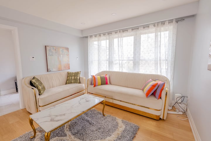 Luxurious 5-bedroom | Kitchen | 4-car Parking - Toronto