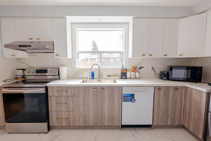 Stylish 5-Bedroom House with Parking gallery image 4