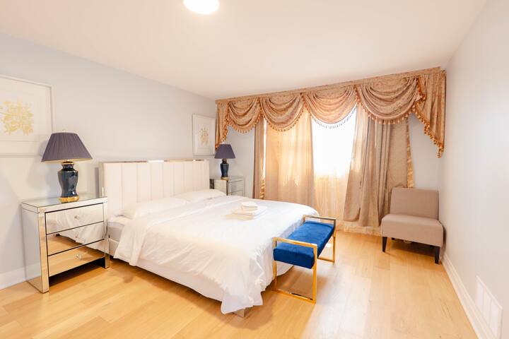 Stylish 5-Bedroom House with Parking gallery image 5