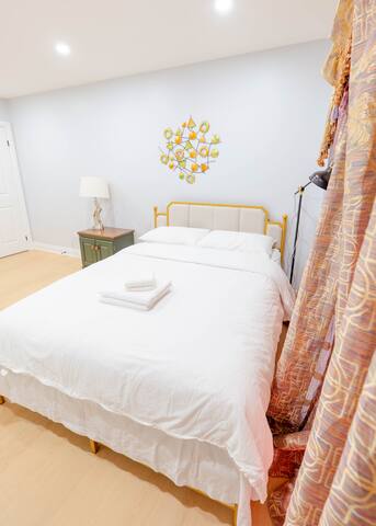 Stylish 5-Bedroom House with Parking gallery image 3