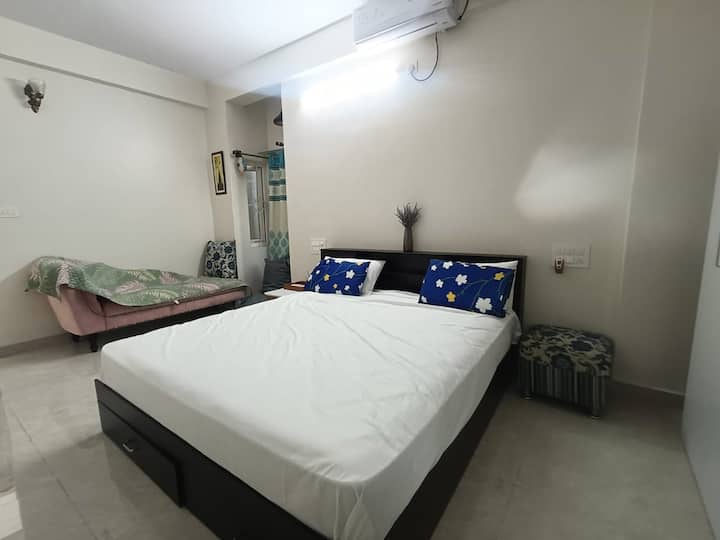 grande chambre spécialement conçue pour se faire dorloter...
lit « king size »
canapé royal pour s'asseoir 
sac de haricots à déverser soi-même
table de travail pour des réunions rapides
Télévision (Prime, Netflix)
un grand placard avec une coiffeuse
salle de bain moderne
de l'espace supplémentaire pour ajouter des lits 