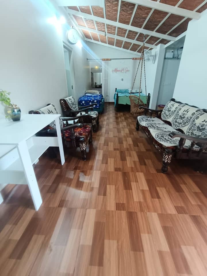 le salon spacieux où quelques-uns s'assoient sur un canapé en bois de rose authentique pour bavarder et quelques-uns se détendent sur le lit et le dewana sans manquer la conversation et la zone de lavage à seulement 3+pas.
La conversation ininterrompue continue.