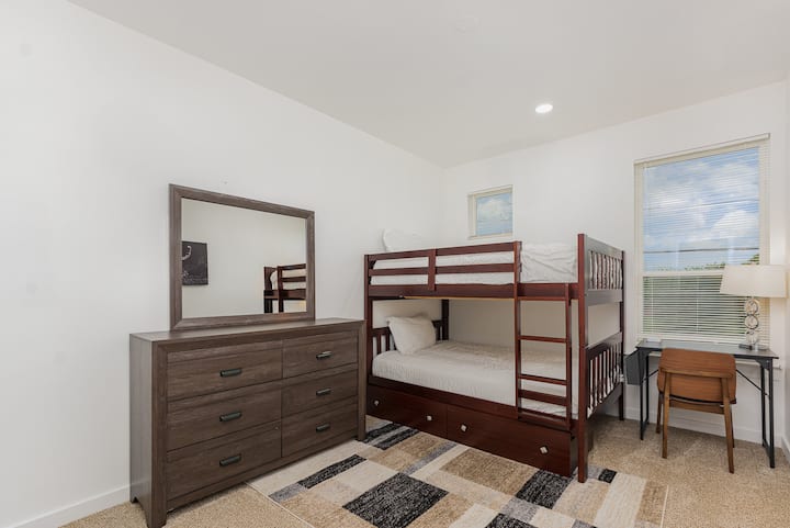 غرفة نوم مشرقة وعملية تحتوي على سرير بطابقين كاملين ومكتب دراسة مخصص وخزانة ملابس واسعة مصممة بشكل مثالي للنوم والدراسة والاسترخاء بأناقة. تتسع لنوم حتى 4 أشخاص