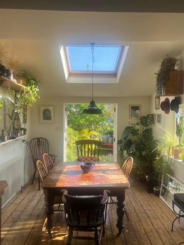 Lovely family home in Bishopston – Entire House