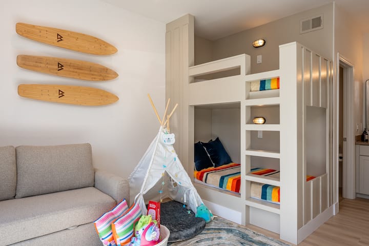 Con literas individuales de tamaño adulto XL incorporadas, una alfombra colorida y un juguetón tipi. Esta imaginativa habitación está diseñada para divertirse y crear. ¡Es el espacio perfecto para que los niños sueñen, jueguen y descansen!