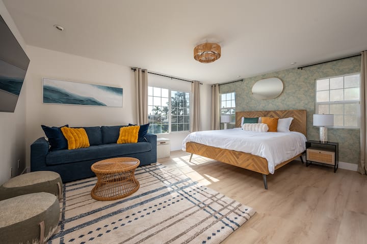 Esta suite luminosa y espaciosa cuenta con una cama tamaño king de California, un sofá cama grande, arte inspirado en el mar y un televisor inteligente montado. Las ventanas extragrandes dejan entrar el sol, lo que lo convierte en un espacio acogedor para relajarse, leer o recargar energías con un estilo tranquilo.