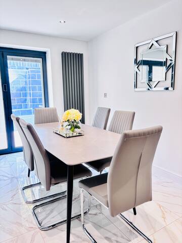 Luxury 5BR Stay w/City Access gallery image 3